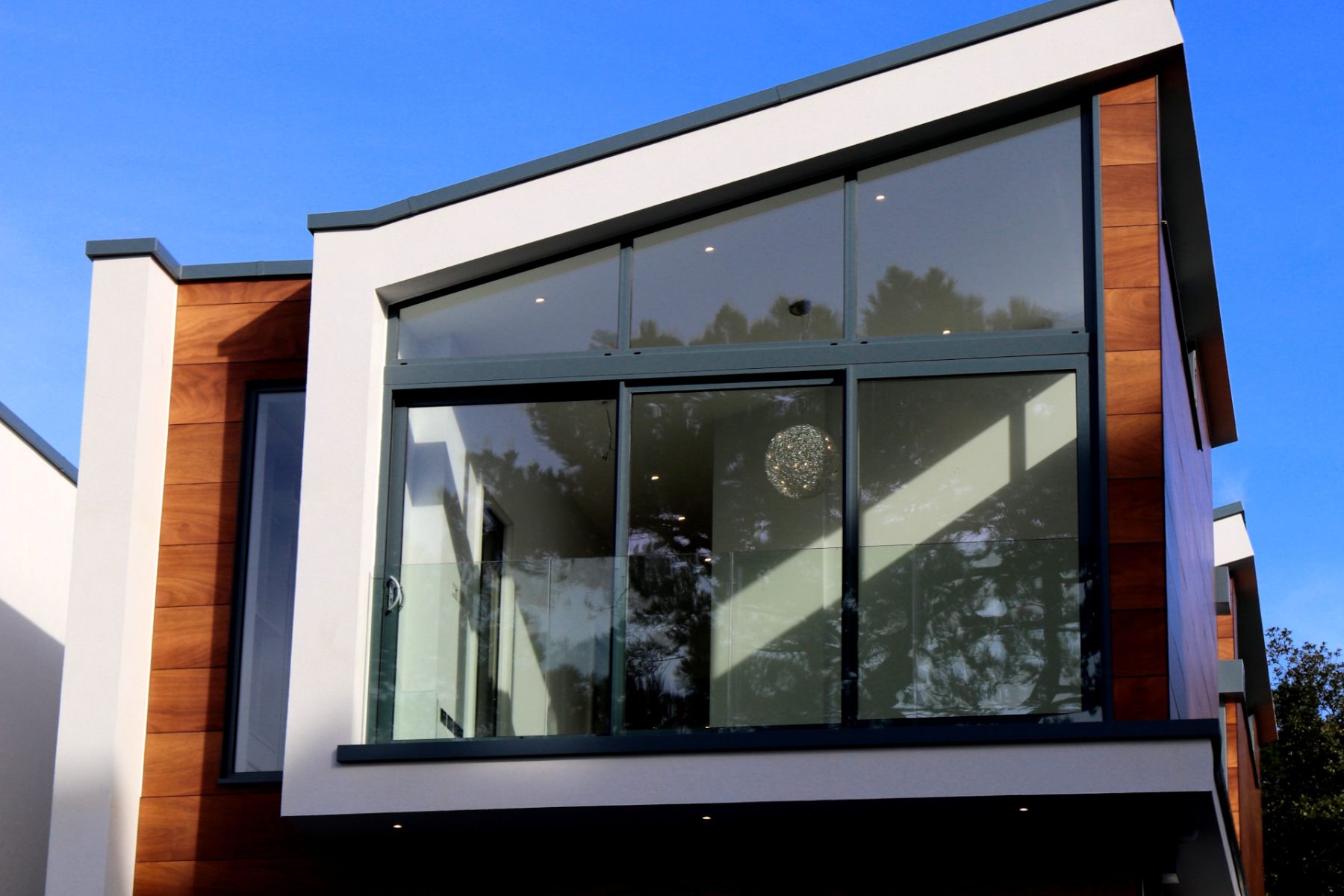 Beton-Holz-Fassade und Fensterrahmen in Anthrazit – eine überzeugende Kombination