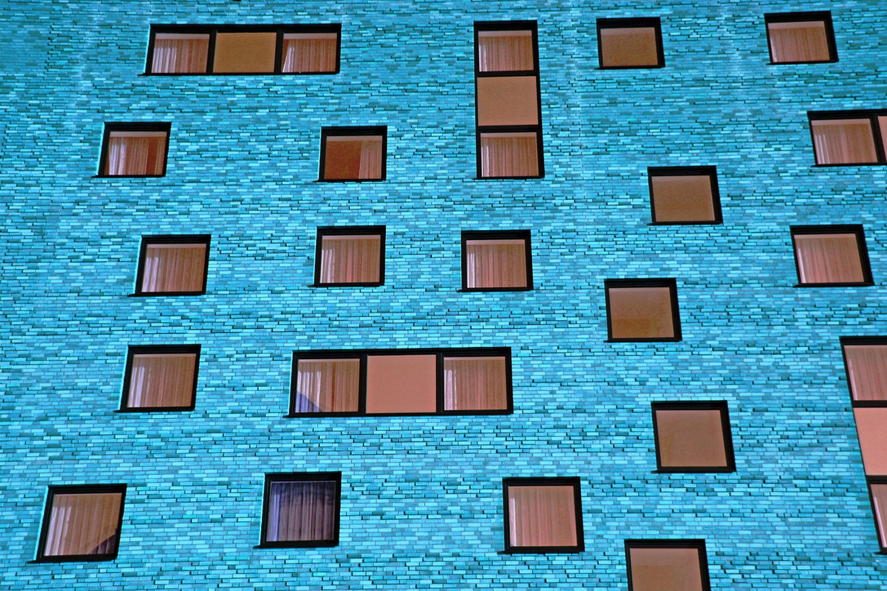 Fenster geben der Fassade ein einzigartiges Gesicht. Von Zeit zu Zeit lohnt sich eine Kontrolle der Dichtungen.