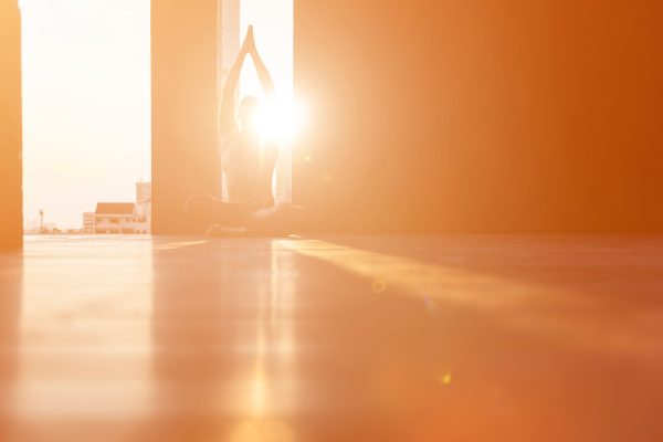 ALT-TAG Tageslicht spendet Energie. Damit einhergehende große Hitze dagegen sorgt für Ermüdung. Schützen Sie sich vor zu viel UV-Licht mit speziellen Fensterscheiben.