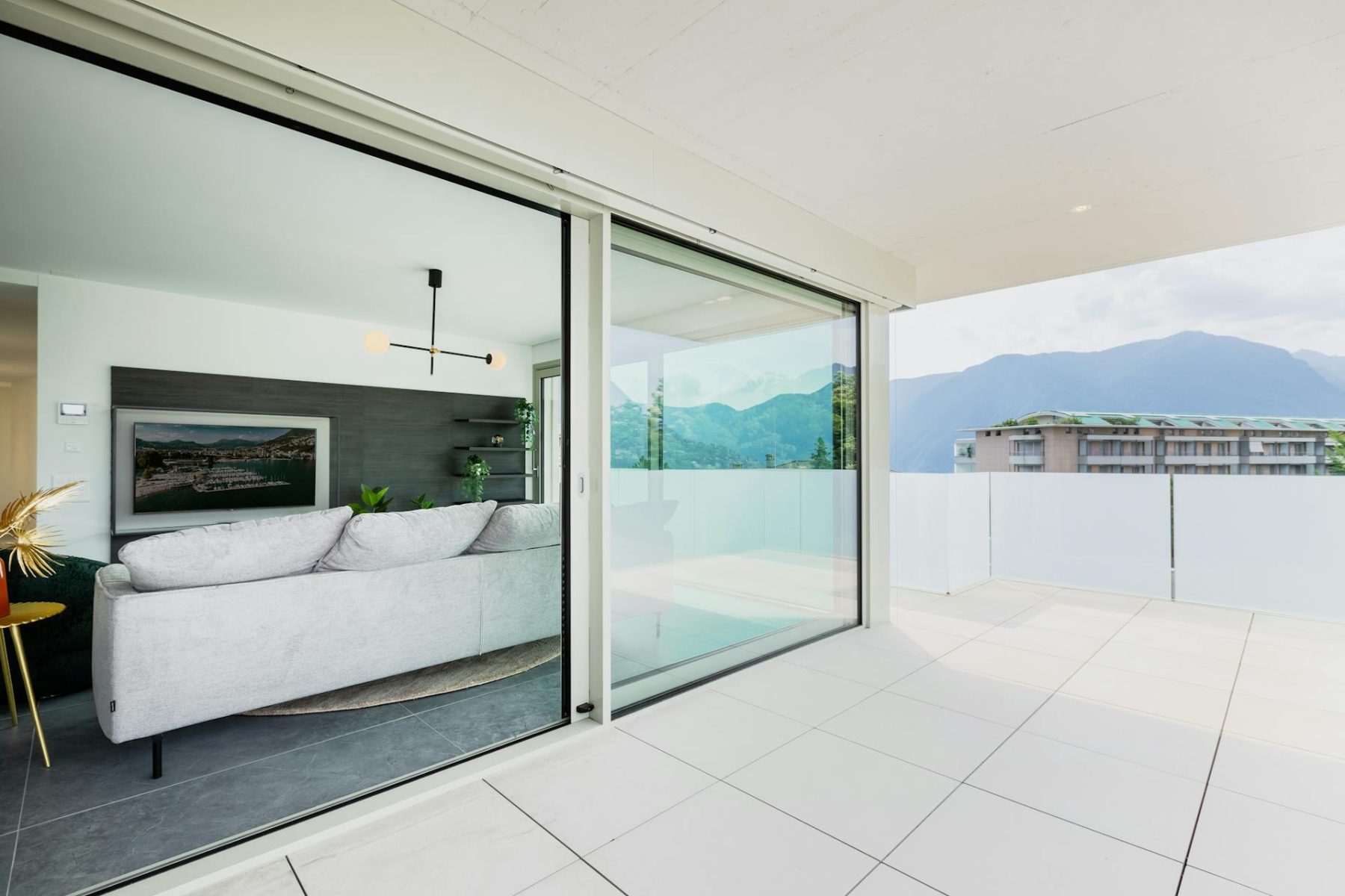 Lassen Sie mit modernen Schiebetüren für die Terrasse Licht und Luft in Ihre Wohnung. Jetzt bei Fenster-Welten konfigurieren.