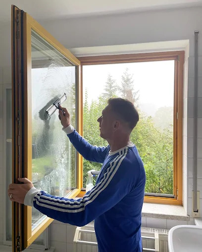 Als erfahrene Fensterhändler wissen wir, wie Fenster streifenfrei geputzt werden.