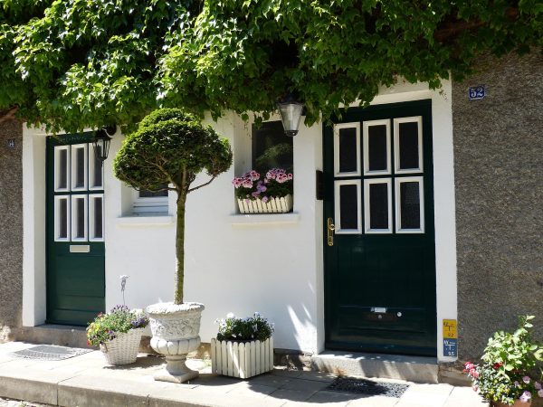 Haustüren mit Glaseinsatz bei zwei Nachbarhäusern.