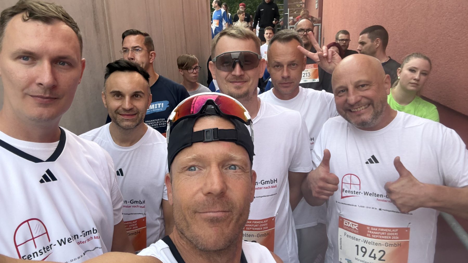 Das Laufteam der Fenster-Welten-GmbH um Geschäftsführer Dennis Niemsch (vorne Mitte)