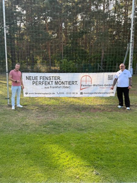 Fenster-Welten-Inhaber Dennis Niemsch und der Vorstandsvorsitzende Falk Küchler vom Müllroser SV bei der gemeinsamen Sportplatzbegehung.