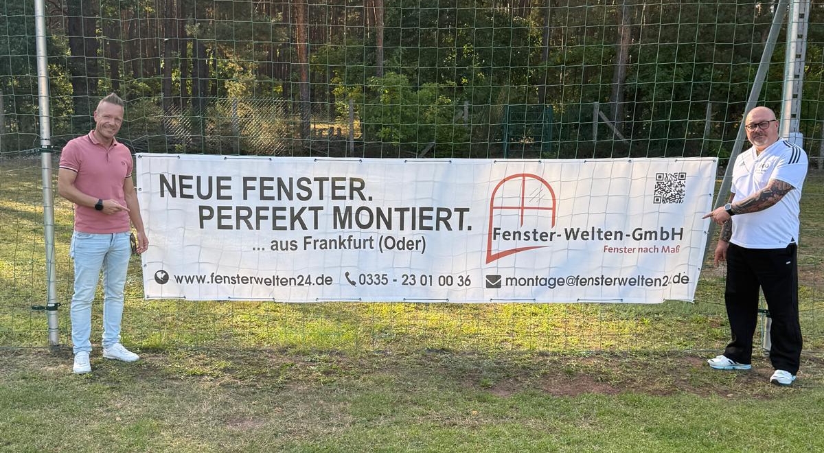 Verbunden in der Liebe zum Sport und zur Region: Fenster-Welten-Geschäftsführer Dennis Niemsch und der Vorstandsvorsitzende des Müllroser SV, Falk Küchler.